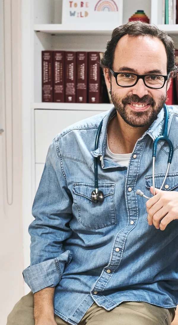 El Dr. Gonzalo Oñoro con el fonendoscopio en su consulta